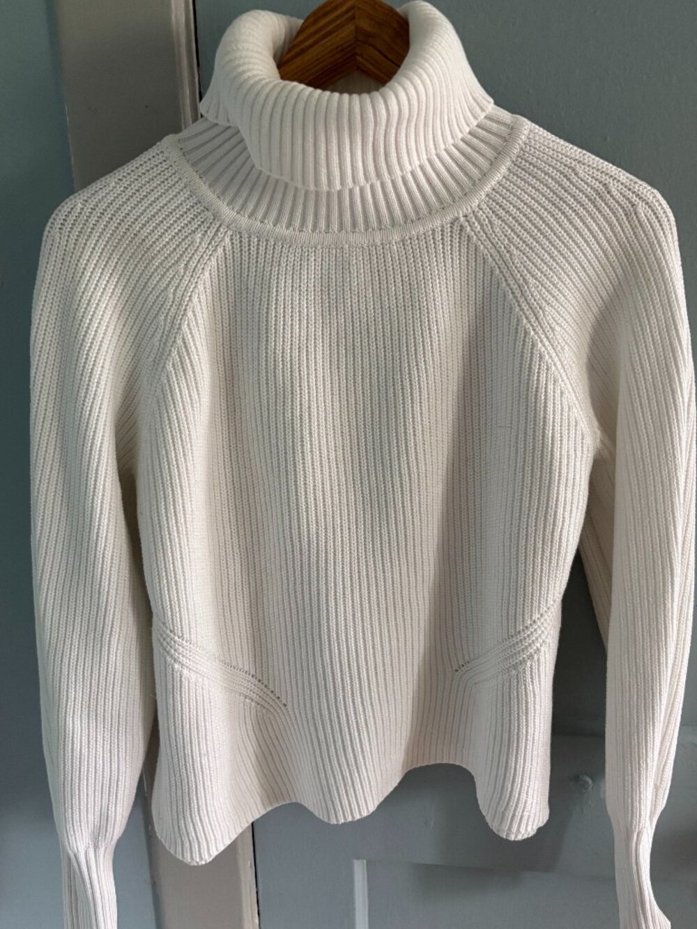 Livøm Winter White Ribbed Turtleneck Sweater – Size M